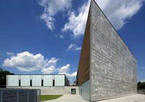 Dostavba základní školy v Roztokách byla zkolaudována