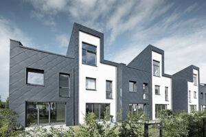 Hollywoodské řešení pro německé předměstí – hliníkové tašky a fasádní šablony Prefa na řadových domech