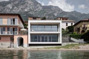 Minimalistická vila Casa Benedetti s transparentní fasádou Schüco a pyramidovou střechou