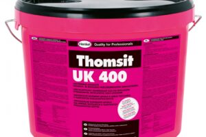 Univerzální disperzní lepidlo Thomsit UK 400 s novou recepturou plní emisní normu EC1 Plus