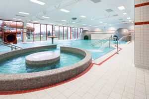 Retro keramické postavy a moderní obklady ožily v bazénu v Klatovech