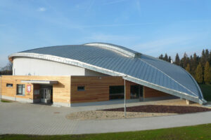 Titanzinková střecha ve tvaru listu kryje stadion v Turnově