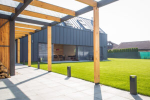 Ocelová střešní krytina i na fasádu – netradiční a zároveň funkční řešení