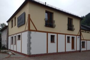 Fasáda zrekonstruovaného rožnovského penzionu Anděl s omítkami Ceresit VISAGE