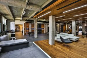 Trendy u dřevěných podlah – dominuje dub, palubky se prosazují i na obklady