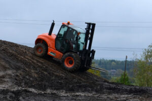 Terénní vozíky a teleskopické manipulátory v těžkém terénu