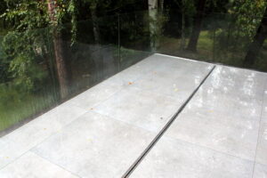 Odvodnění terasy nerezovým štěrbinovým žlabem RONN-MEA Nerez R4200