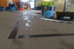 Odvodnění plaveckých bazénů v Brně nerezovými žlaby RONN-MEA Compact