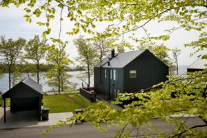 Tegelbruksviken: nízkoenergetické dřevostavby s plechovou střechou a nejmodernější vzduchotechnikou od Lindabu