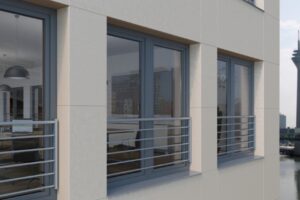 Schüco rozšiřuje nabídku o vlastní ochranné zábradlí k plastovým oknům