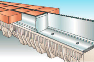 Štěrbinové odvodnění zpevněných ploch jako designový a funkční prvek