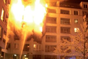 Hořlavý materiál na fasádě dodává požáru „palivo“ navíc