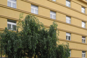 Dlouhovousá omítka Cemix Activcem je nově na činžovním domě v Dejvicích