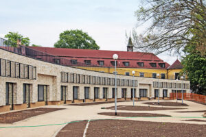 Odvětrávaná fasáda nového pavilonu domova důchodců v Proseči