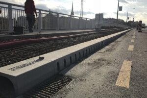 Odvodnění mostu Generála Pattona v Plzni obrubníkovým mostním systémem