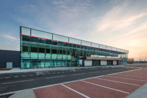 Stovky kufrů projedou po dlaždicích RAKO na novém terminálu pardubického letiště