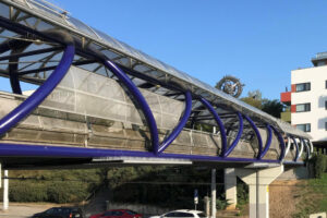 Protidotykové izolační zábrany z kompozitních materiálů na trolejbusové trati