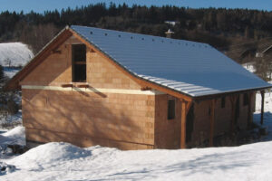 Se zimními maltami nebo zdicí pěnou HELUZ je možné stavět i v mírné zimě