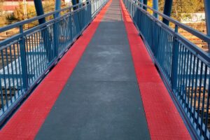 Kompozitní rošty MEA Micromesh na pěší lávce v Chomutově