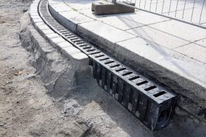 Černé monolitické žlaby MEA DM1500 na rekonstruovaném mostě v Plzni
