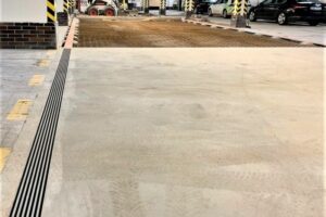 Nízké žlaby PG v podzemních garážích Úřadu vlády