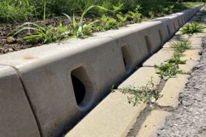 Odvodnění v obrubnících chodníků v Bratislavě