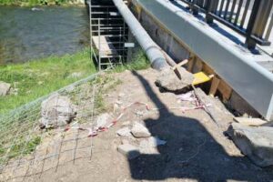 Prefabrikované ochranné římsy při rekonstrukcích mostů