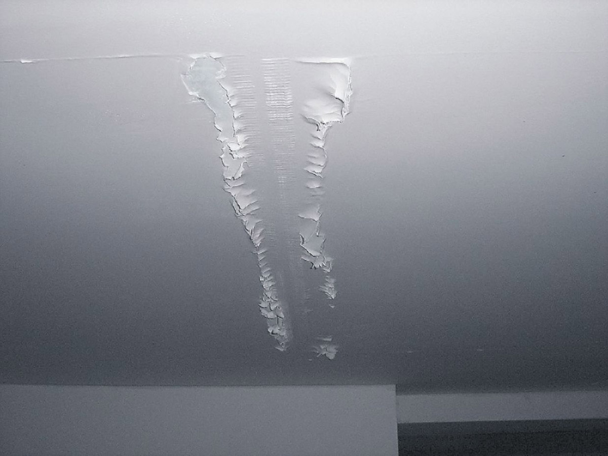 Delaminace papíru ze sádrokartonové desky působením