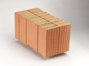 Obr. 2: Cihla plněná minerální vatou Porotherm 44 T Profi Obr. 2: Cihla plněná minerální vatou Porotherm 44 T Profi