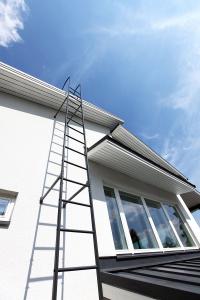 Bezpečnostní prvky jsou přirozenou součástí střech skandinávských domů Bezpečnostní prvky jsou přirozenou součástí střech skandinávských domů