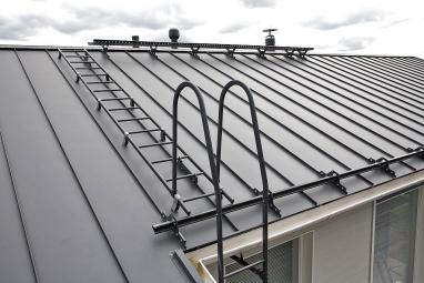 Bezpečnostní prvky Ruukki – lávky a žebříky zajišťují přístup pro údržbu komínů Bezpečnostní prvky Ruukki – lávky a žebříky zajišťují přístup pro údržbu komínů