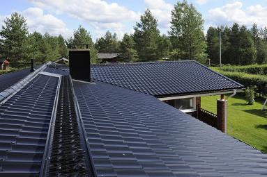 Bezpečnostní prvky Ruukki – lávky a žebříky zajišťují přístup pro údržbu komínů Bezpečnostní prvky Ruukki – lávky a žebříky zajišťují přístup pro údržbu komínů