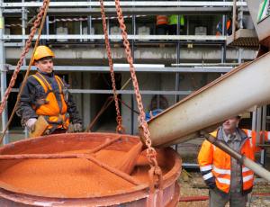 Beton COLORCRETE byl ukládán do konstrukce pomocí bádií Beton COLORCRETE byl ukládán do konstrukce pomocí bádií