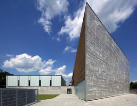 Dostavba základní školy v Roztokách 