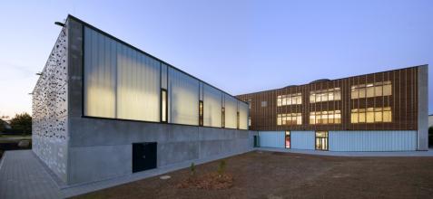 Dostavba základní školy v Roztokách 