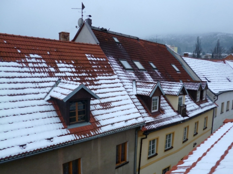 Odtávající sníh po rekonstrukci z roku 1993 naznačuje tepelné ztráty