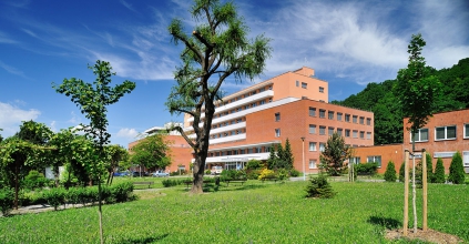 Nová spárovací malta Cemix je na fasádě Krajské nemocnice Tomáše Bati