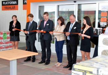 Slavnostní otevření – zleva: Florent Pouzet, Saint-Gobain Building Distribution; Milan Masař, regionální ředitel Platformy; Jitka Synková, starostka MČ Praha 17-Řepy; Tomáš Rosák, generální delegát Saint-Gobain