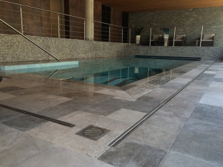 Nerezové odvodnění bazénu v objektu Villa Regenhart v Jeseníku