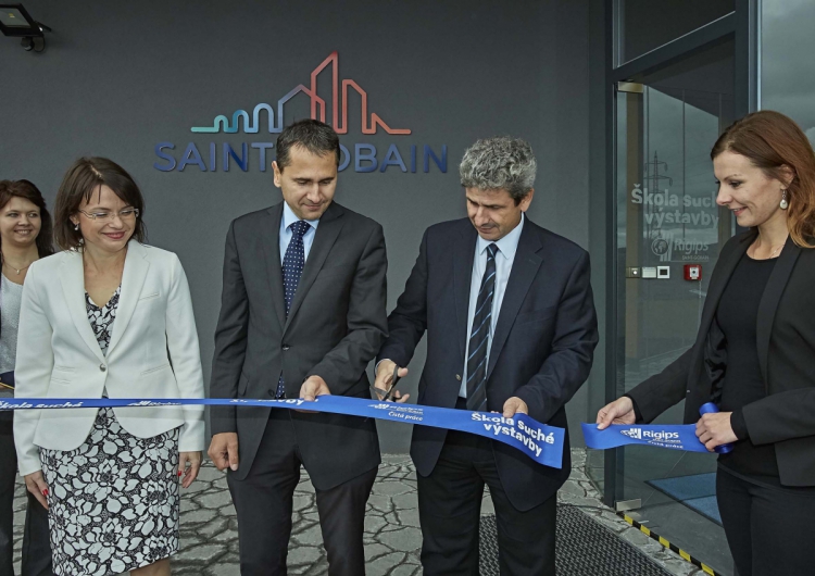 Slavnostní otevření zařídili generální ředitel Rigipsu Nikola Hoffmann (třetí zleva), ředitel závodu v Horních Počaplech Radek Kamler a vedoucí školicího centra Bronislava Cveková