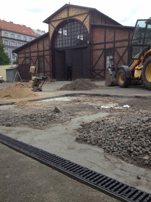 Vysoce pevnostní žlab Mearin s kompozitním roštem pro odvodnění plochy u depozitáře vinohradského divadla