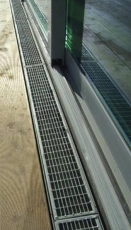 Terasový žlab MEATEC v kombinaci s dřevěnou terasou