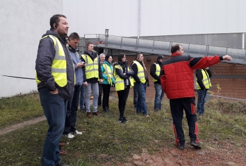 Účastníků bylo tolik, že se museli rozdělit do čtyř skupin