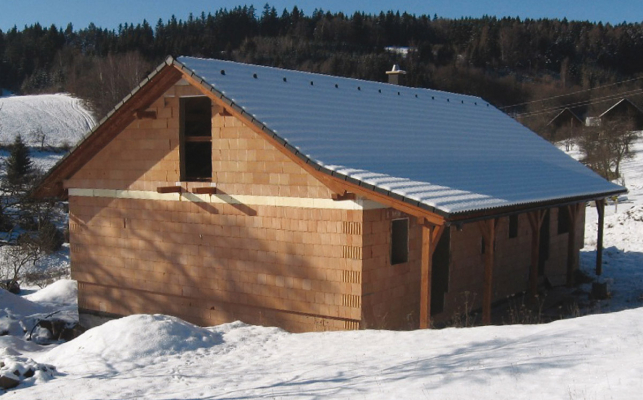 Se zimními maltami HELUZ nebo zdicí pěnou HELUZ je možné stavět i v mírné zimě