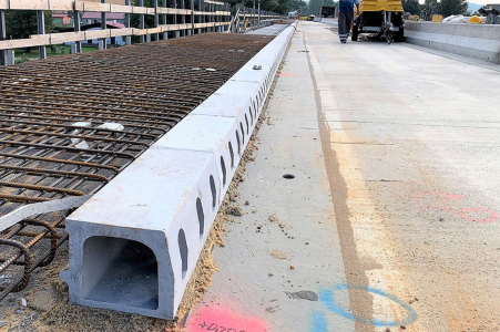 Most ve Štětí odvodněn obrubníkovým systémem MEA DECK Most ve Štětí odvodněn obrubníkovým systémem MEA DECK