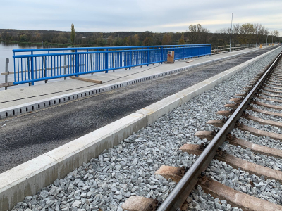 Most ve Štětí odvodněn obrubníkovým systémem MEA DECK Most ve Štětí odvodněn obrubníkovým systémem MEA DECK